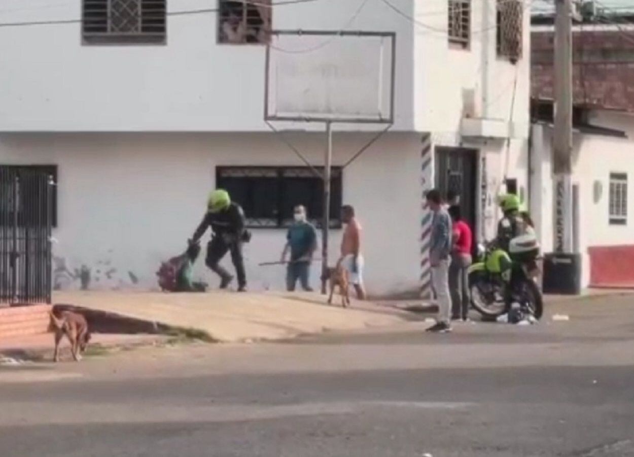 Suspenden a policías por agresión contra habitante de calle en Cúcuta- Cortesía