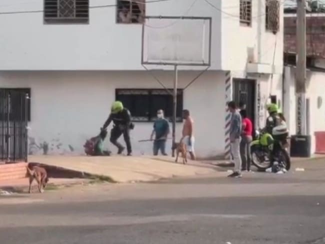 Suspenden a policías por agresión contra habitante de calle en Cúcuta- Cortesía 