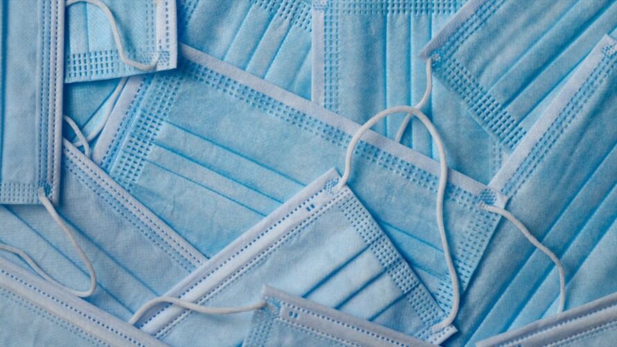 La SIC pidió el soporte de la sugerencia realizada para privilegiar el uso de los tapabocas quirúrgicos. Foto: Getty Images / ALICIA LLOP
