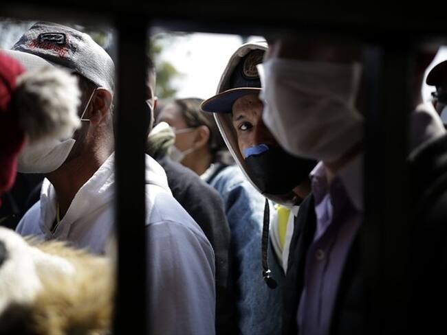 Cerca de 300 personas se aglomeraron en el sector conocido como Frigoríficos del Sur. Foto: Colprensa