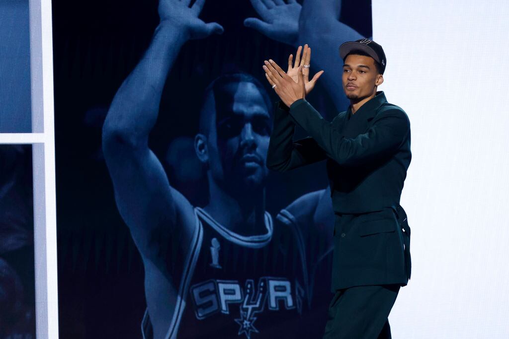 Victor Wembanyama es elegido número uno del Draft NBA por los Spurs. 22 de junio 2023. Foto: Sarah Stier/Getty Images.