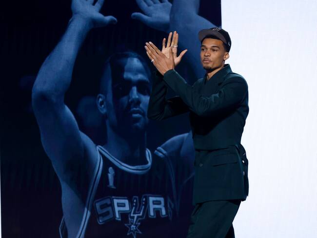 Victor Wembanyama es elegido número uno del Draft NBA por los Spurs. 22 de junio 2023. Foto: Sarah Stier/Getty Images.