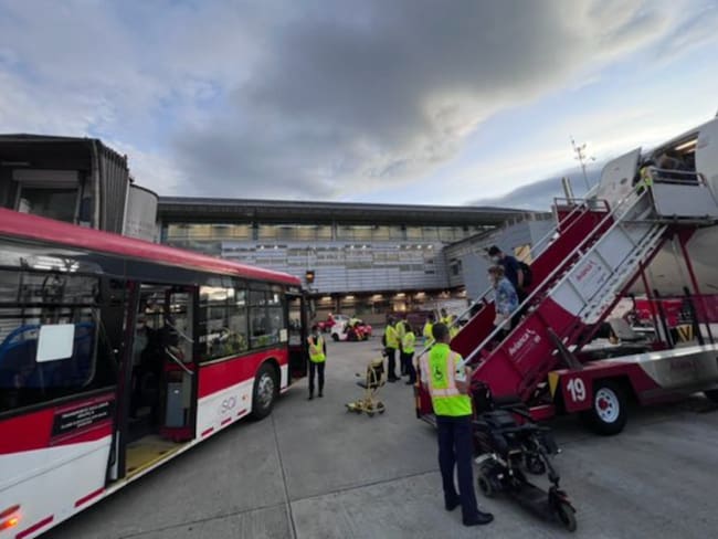 Por escalera y no ‘gate’: así llegan los pasajeros de Miami a El Dorado en Bogotá