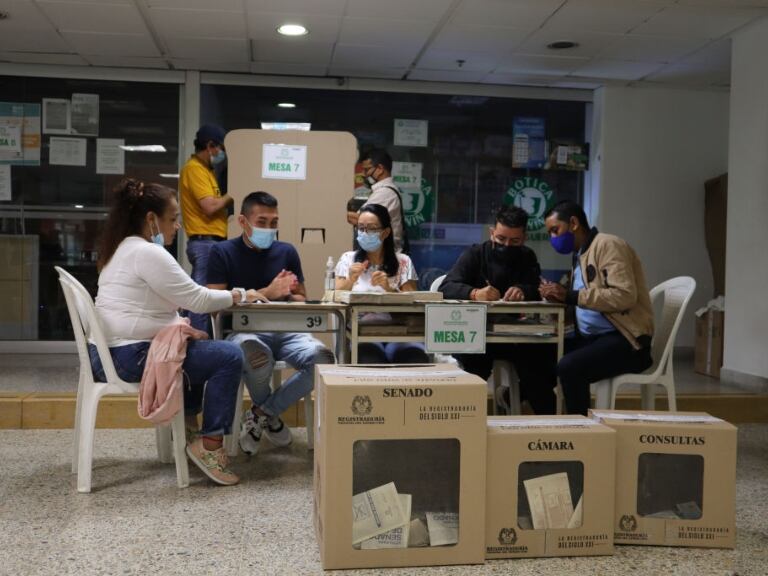 Jurados de votación en su mesa durante las elecciones presidenciales 2022 // Foto de referencia: Getty Images