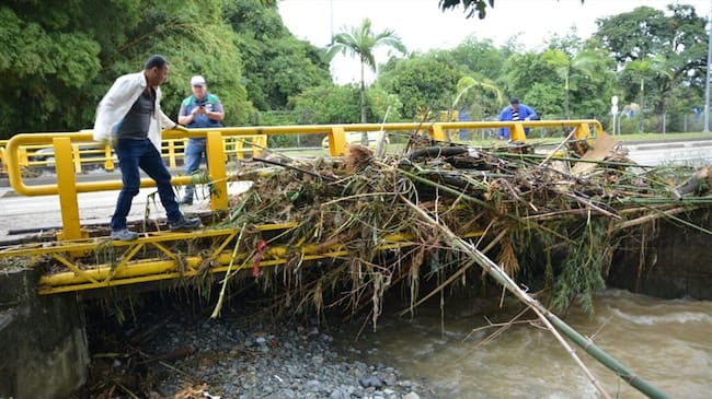 Vehículos bajo el agua, vías convertidas en arroyos y establecimientos comerciales inundados fue el panorama que se vio el pasado sábado en el municipio de Dosquebradas. Foto: Alcaldía de Dosquebradas