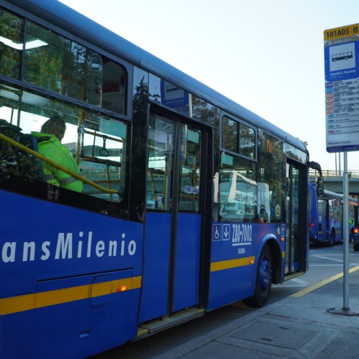Denuncian irregularidades en contrato para publicidad en paraderos de Sitp en Bogotá