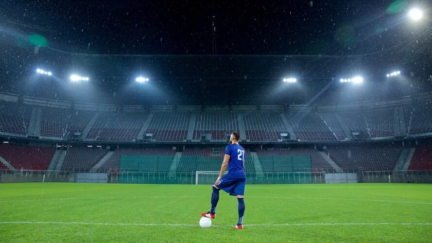 El Ministerio del Deporte informó que inicio del fútbol profesional no se retrasará por el incremento de contagios de la COVID-19. Foto: Getty Images / SIMONKR