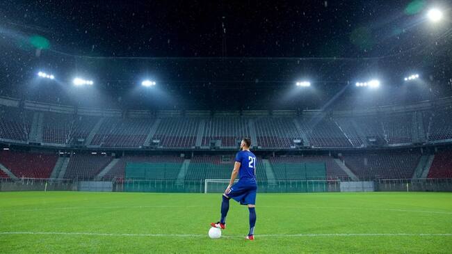 El Ministerio del Deporte informó que inicio del fútbol profesional no se retrasará por el incremento de contagios de la COVID-19. Foto: Getty Images / SIMONKR