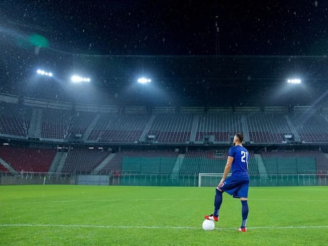 El Ministerio del Deporte informó que inicio del fútbol profesional no se retrasará por el incremento de contagios de la COVID-19. Foto: Getty Images / SIMONKR