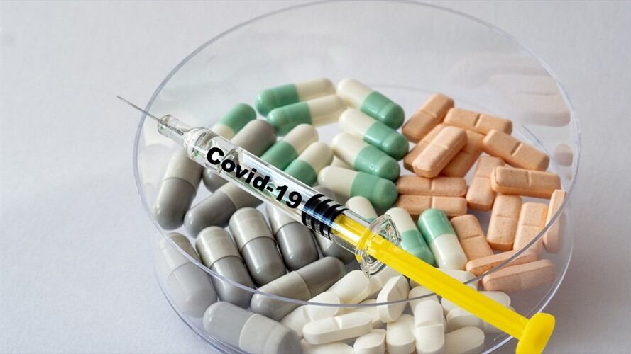 El doctor Enrique Ramírez y el doctor Otto Sussman discutieron sobre los kits de tratamientos que están ofreciendo algunos profesionales de la salud.. Foto: Getty Images