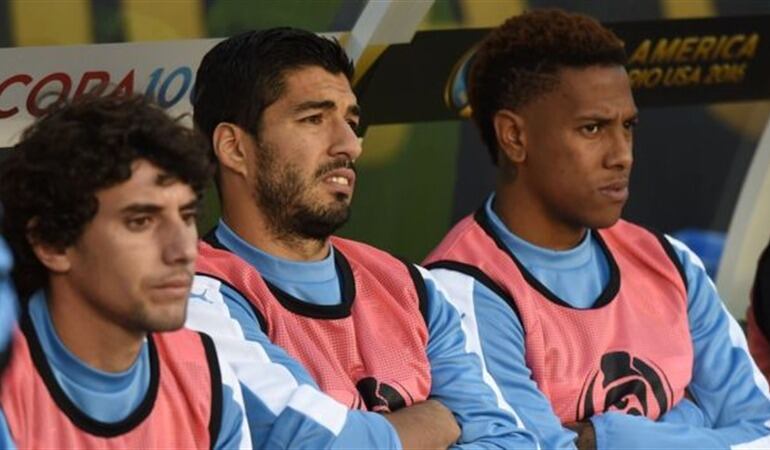 Mathias Corujo, Luis Suarez y Abel Hernandez observan los últimos minutos del encuentro ante Venezuela. Foto: AFP / BBC Mundo.