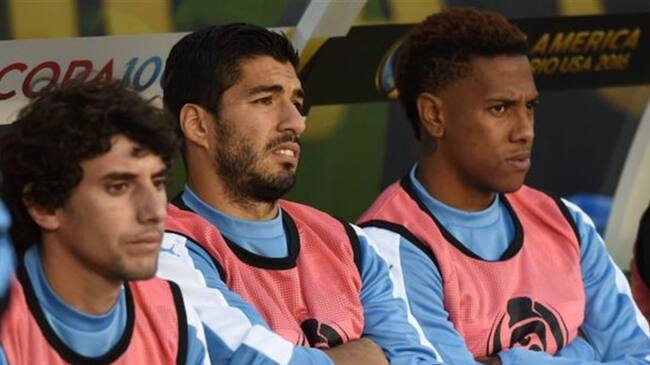 Mathias Corujo, Luis Suarez y Abel Hernandez observan los últimos minutos del encuentro ante Venezuela. Foto: AFP / BBC Mundo.