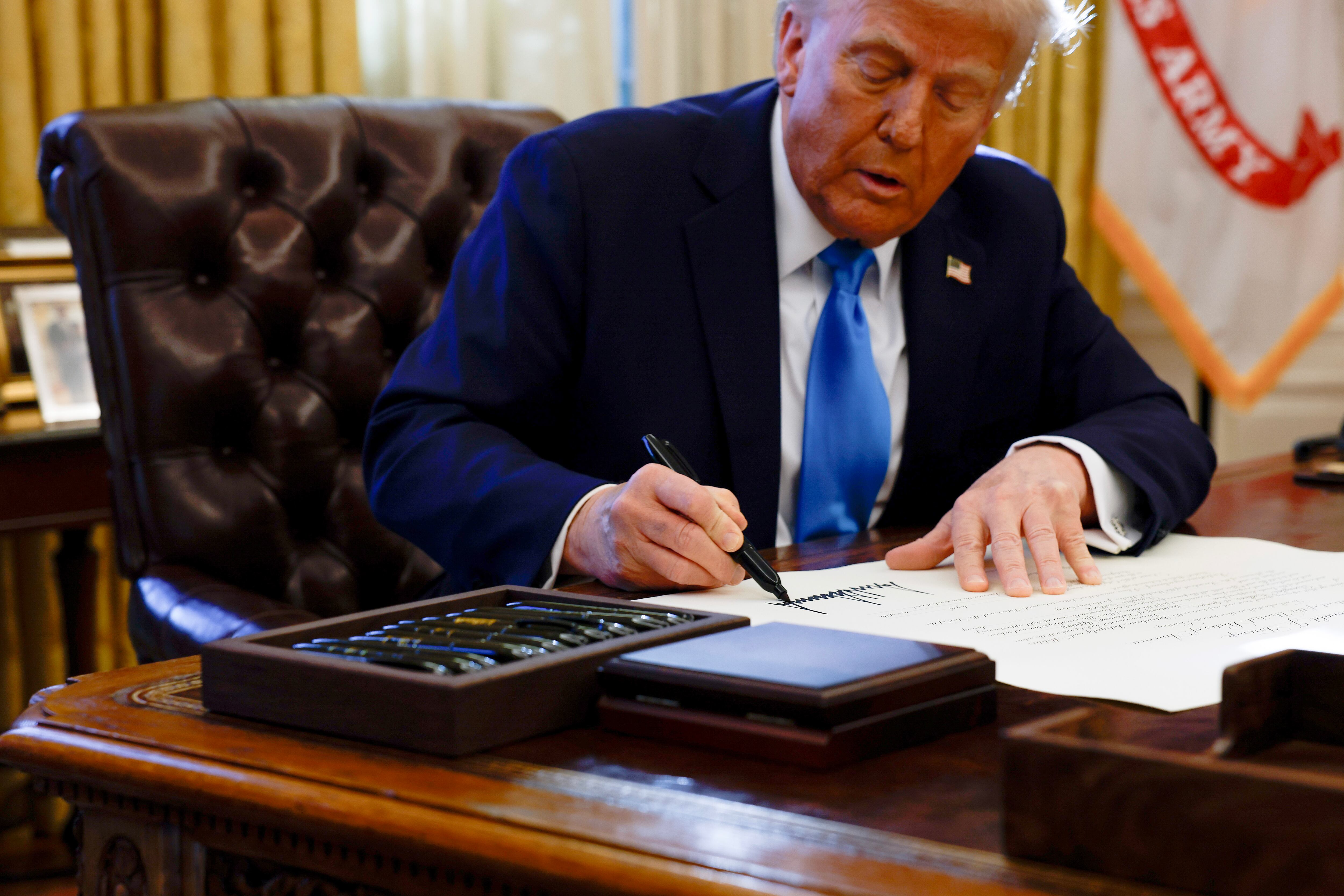 Donald Trump firma decreto en la oficina oval. FOTO: Anna Moneymaker/Getty Images)