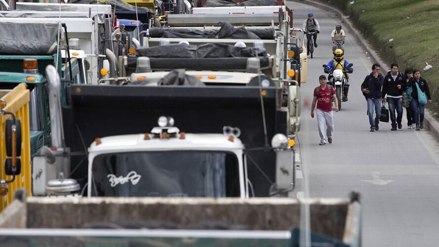 El Gobierno anunció beneficio tributario para propietarios de volquetas en el país. Foto: Colprensa