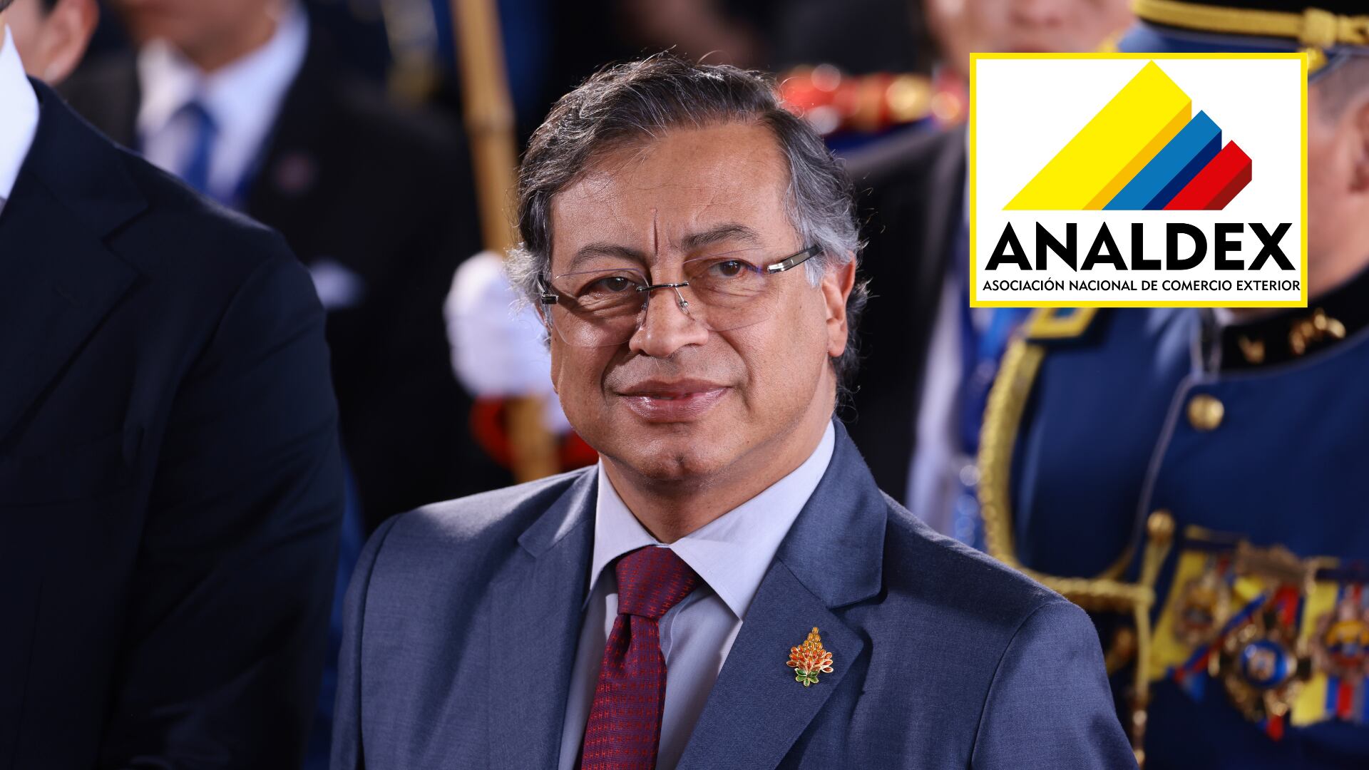 Gustavo Petro. Foto:  Franklin Jacome/Getty Images — Logo de Analdex. Foto: Analdex.