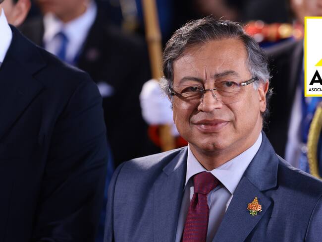 Gustavo Petro. Foto: Franklin Jacome/Getty Images — Logo de Analdex. Foto: Analdex.