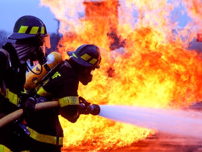 Al menos diez personas murieron, entre ellas cinco niños, en el incendio de una vivienda ocurrido este madrugada en el este de Francia, informaron las autoridades.