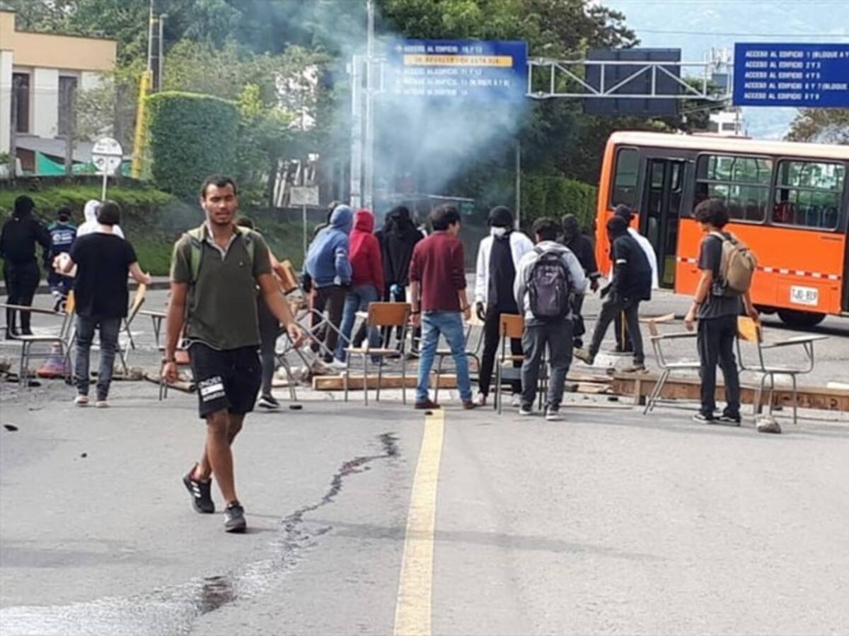 Encapuchados generan disturbios en la Universidad Tecnológica de Pereira