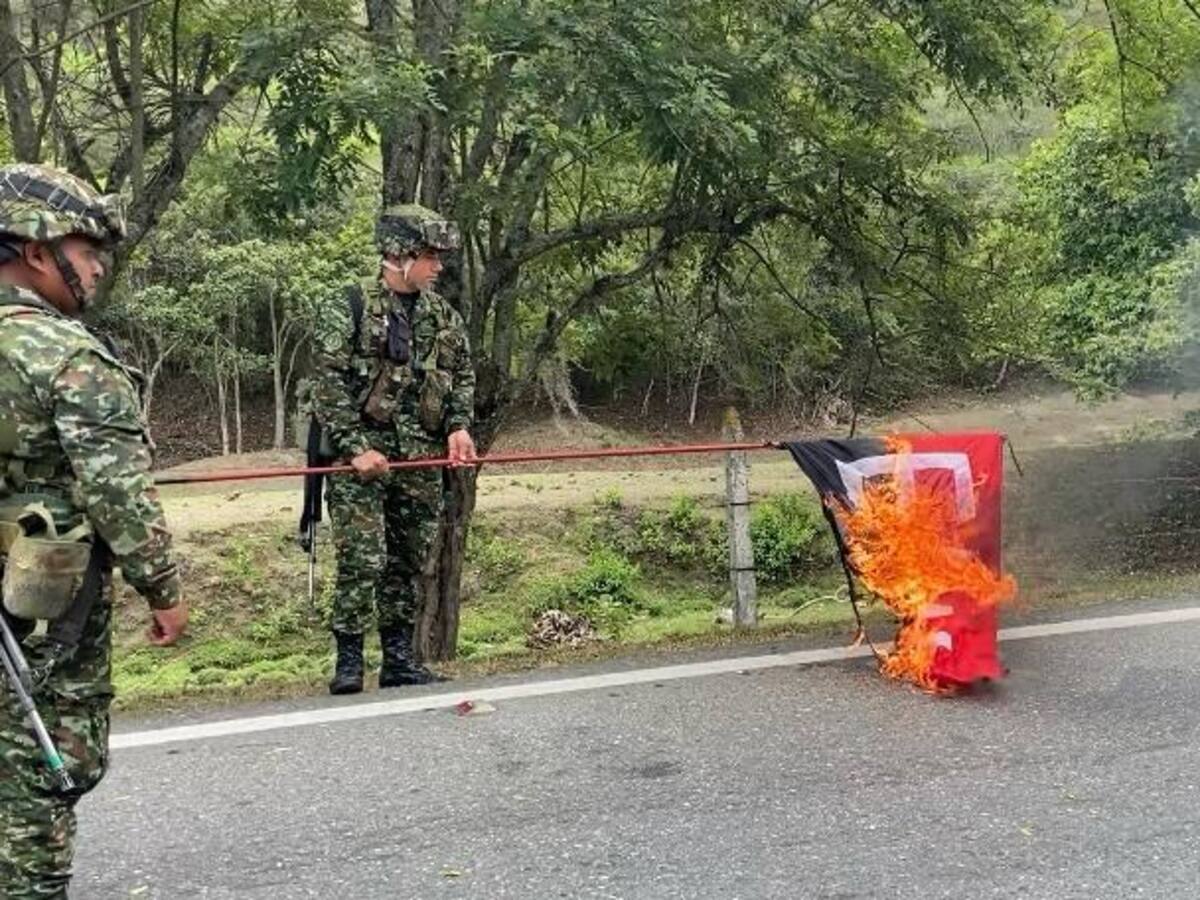 Desmontan y queman banderas del ELN en el Catatumbo