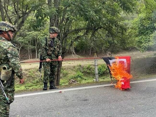 Desmontan banderas del ELN en el Catatumbo. Foto: Ejército Nacional.