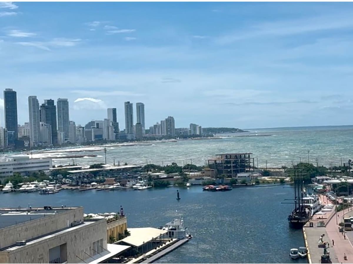 Fuerte oleaje afecta a Cartagena tras el paso de huracán Melissa por el Caribe