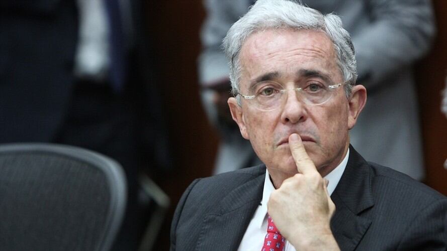 Para Álvaro Uribe, se debe impulsar una iniciativa que permita que los congresistas tramiten proyectos en las plenarias. Foto: Colprensa