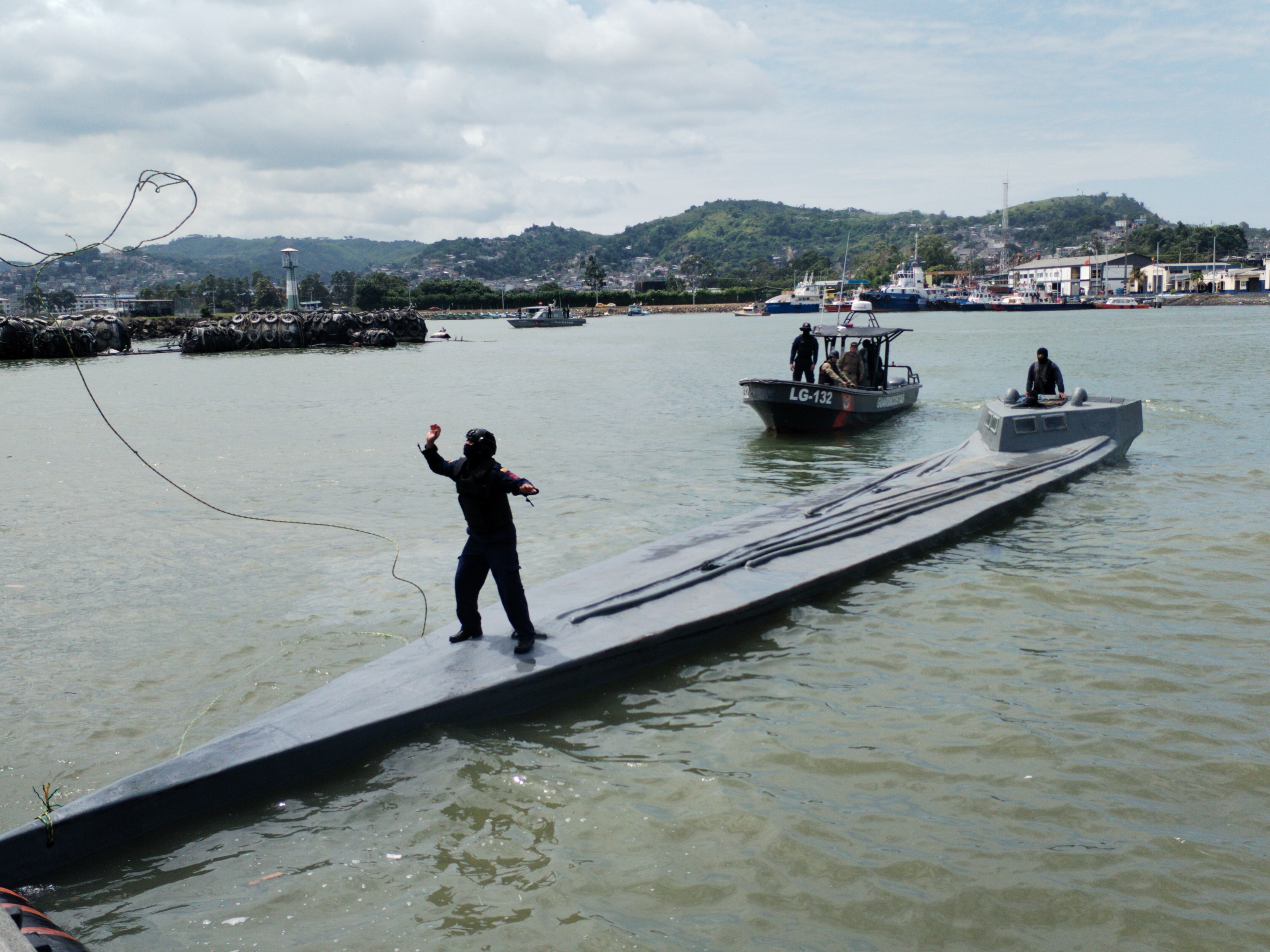 Fotografía cedida por el Comando Conjunto de las Fuerzas Armadas de Ecuador de un semisumergible con 3,5 toneladas de cocaína que tripulaban tres colombianos llegando al puerto ecuatoriano de Esmeraldas. Foto EFE/Comando Conjunto de las Fuerzas Armadas