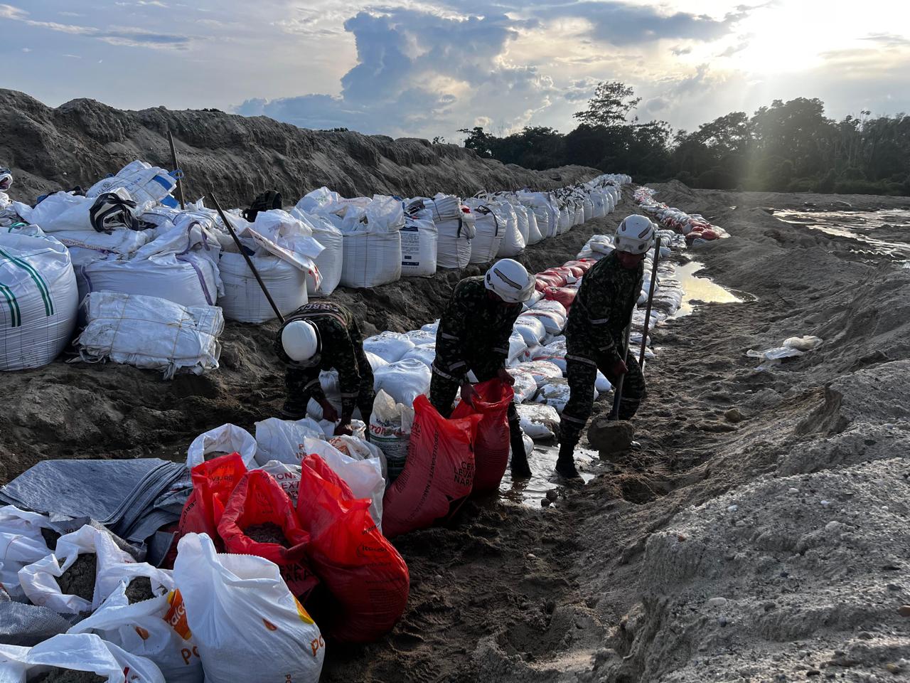 Ejército construye una muralla ante posibles crecientes en Rionegro, Santander.