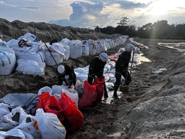 Ejército construye una muralla ante posibles crecientes en Rionegro, Santander.