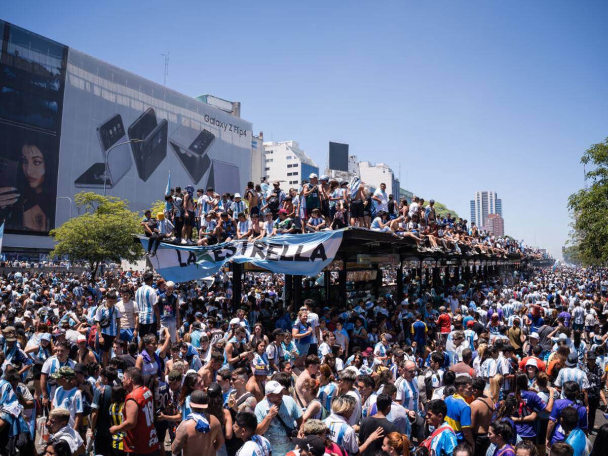 Video: un hincha cae desde un puente tras intentar entrar al bus de Argentina