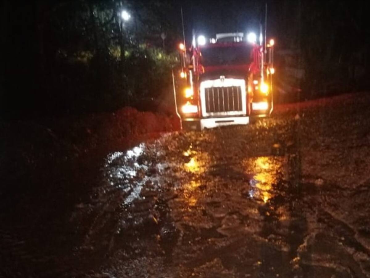 Antigua vía entre Bogotá y Villavicencio presenta problemas por fuertes lluvias
