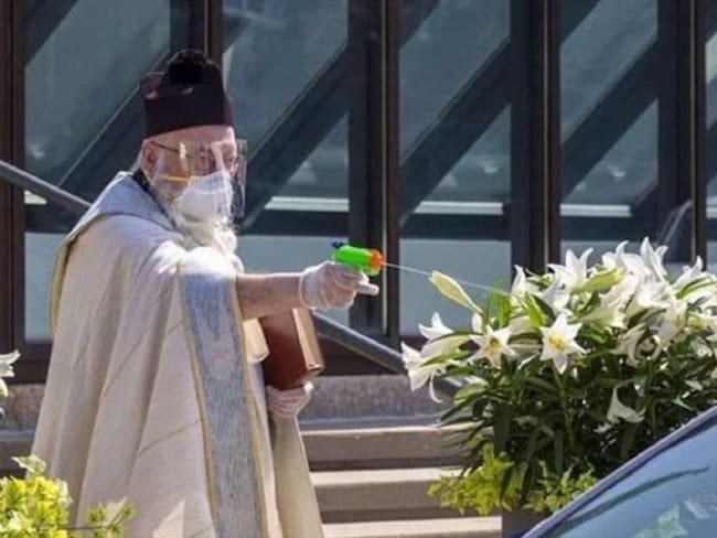 Sacerdote rocía agua bendita con pistola de juguete. Foto: Twitter: @tripgore
