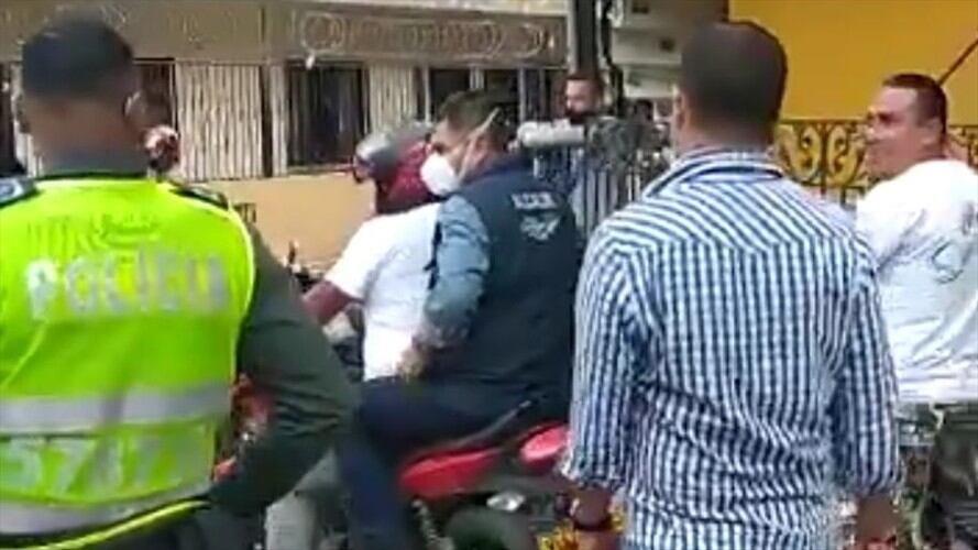 Alcalde de Cali viola medida que prohíbe el parrillero hombre en moto . Foto: Captura de video