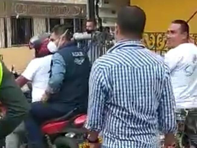 Alcalde de Cali viola medida que prohíbe el parrillero hombre en moto . Foto: Captura de video
