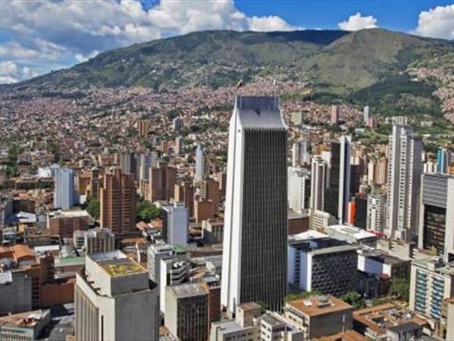 El edificio está ubicado en el barrio Belén Rincón de Medellín y su evacuación preventiva se da luego de una inspección realizada por ingenieros.. Foto: Colprensa
