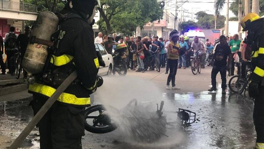 Desesperado por multas de tránsito, hombre incineró su motocicleta en el centro de Santa Marta. Foto: Cortesía Bomberos de Santa Marta