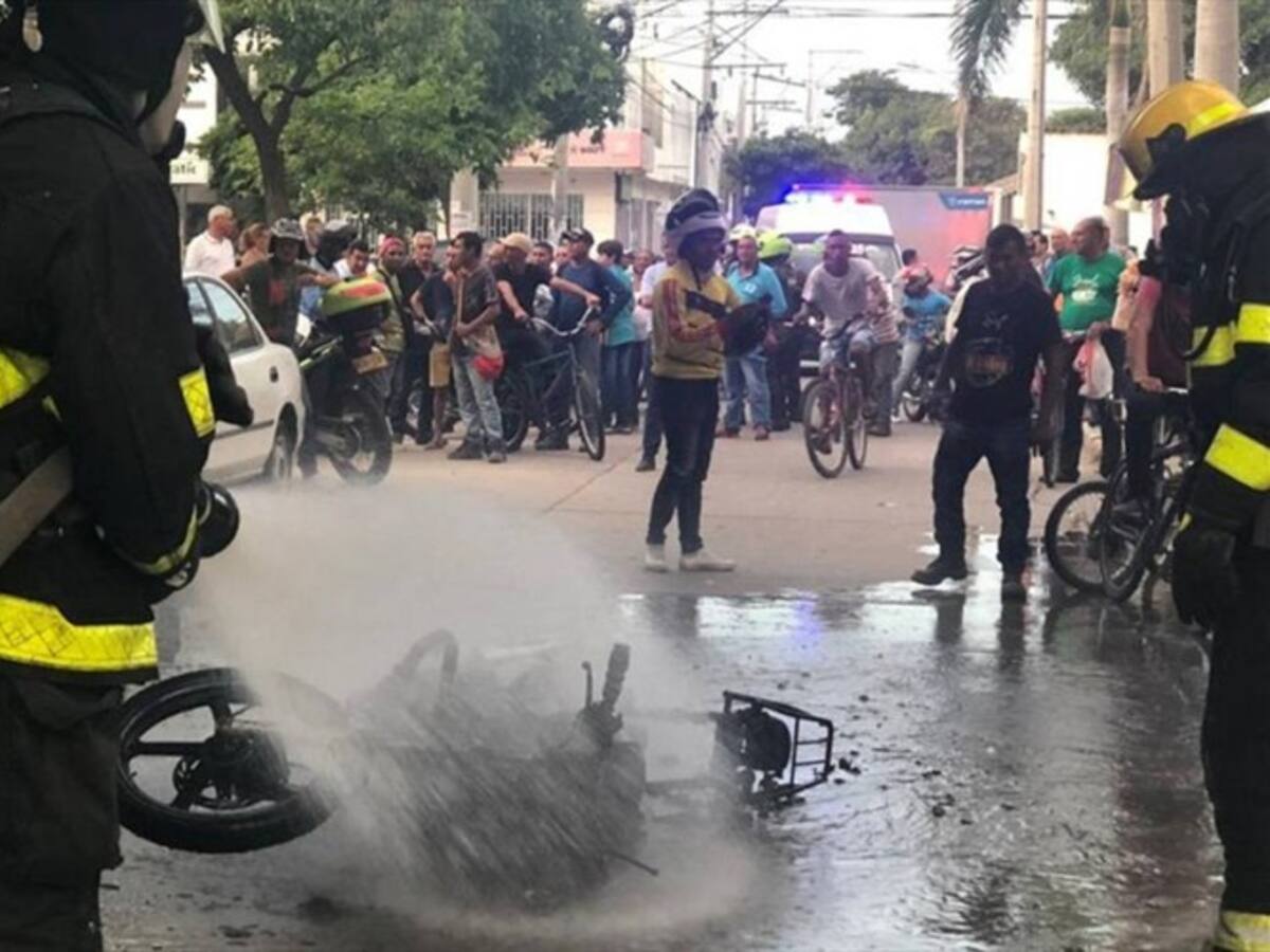 Desesperado por multas de tránsito, hombre incineró su motocicleta en Santa Marta