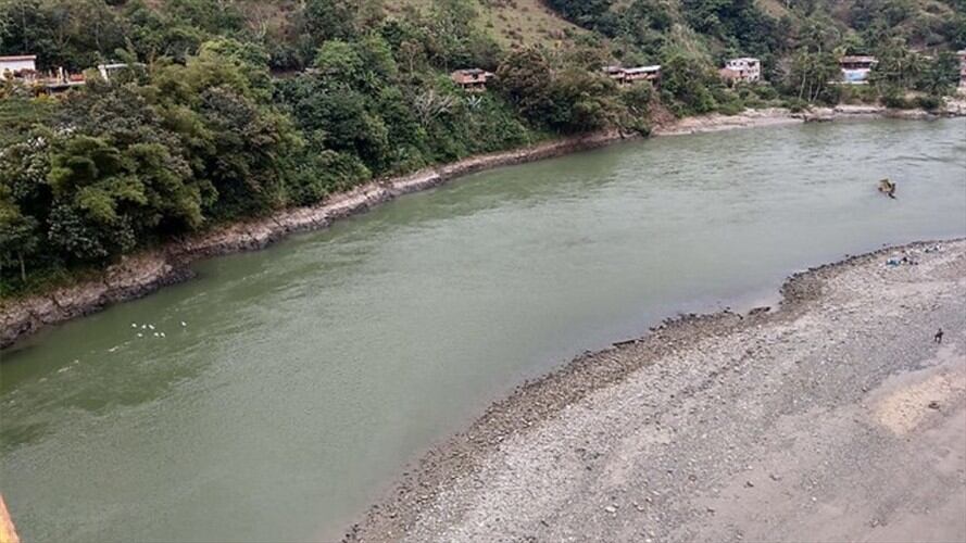 Así lucía el río Cauca la tarde de este martes 5 de febrero de 2019 a la altura de Puerto Valdivia, Antioquia. Foto: Colprensa