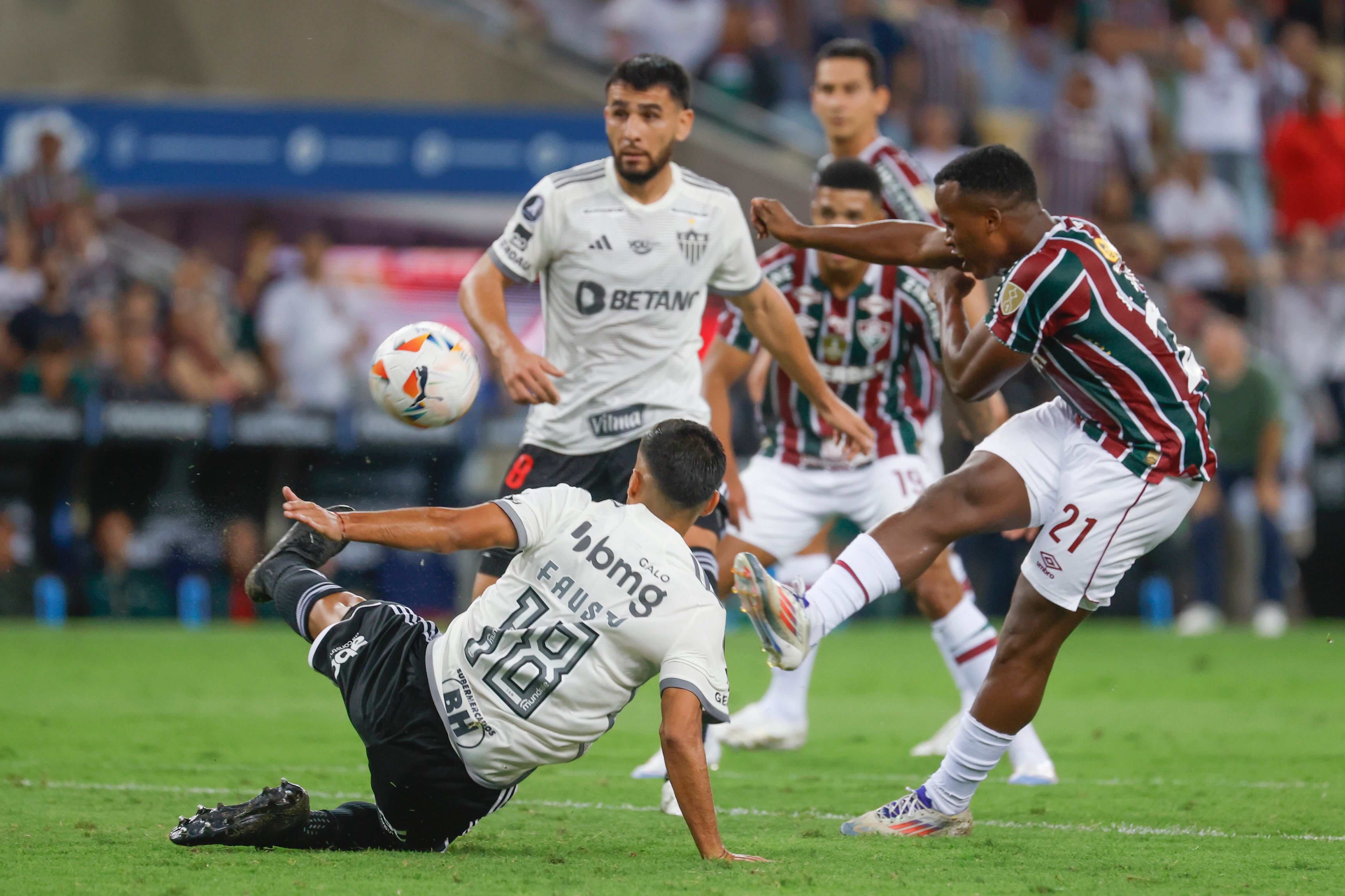Jhon Arias (d) de Fluminense disputa el balón con Fausto Vera de Mineiro este miércoles. Foto: EFE.