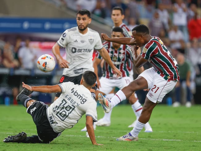 Jhon Arias (d) de Fluminense disputa el balón con Fausto Vera de Mineiro este miércoles. Foto: EFE.