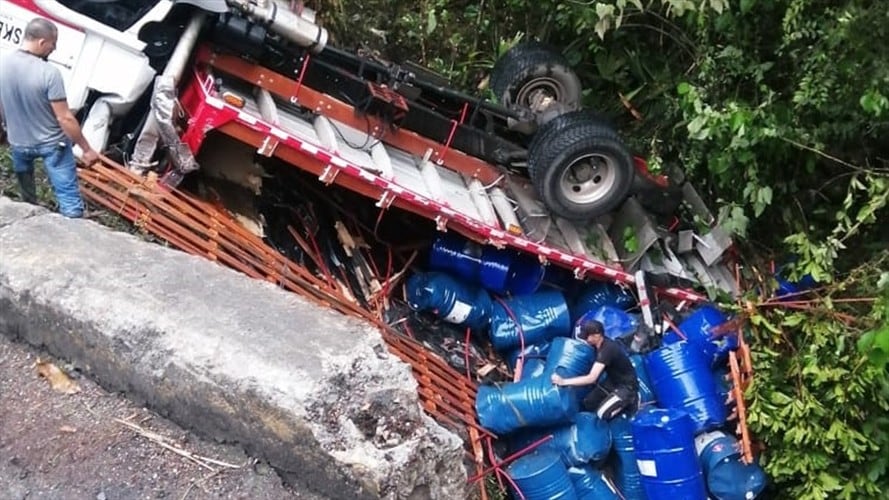 Los voluntarios hicieron un rastreo en la zona e identificaron dos cultivos de peces afectados. Foto: Bomberos Popayán