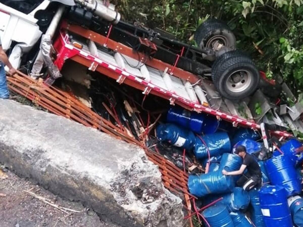 Atienden emergencia por derrame de químico en la vía Panamericana en Cauca