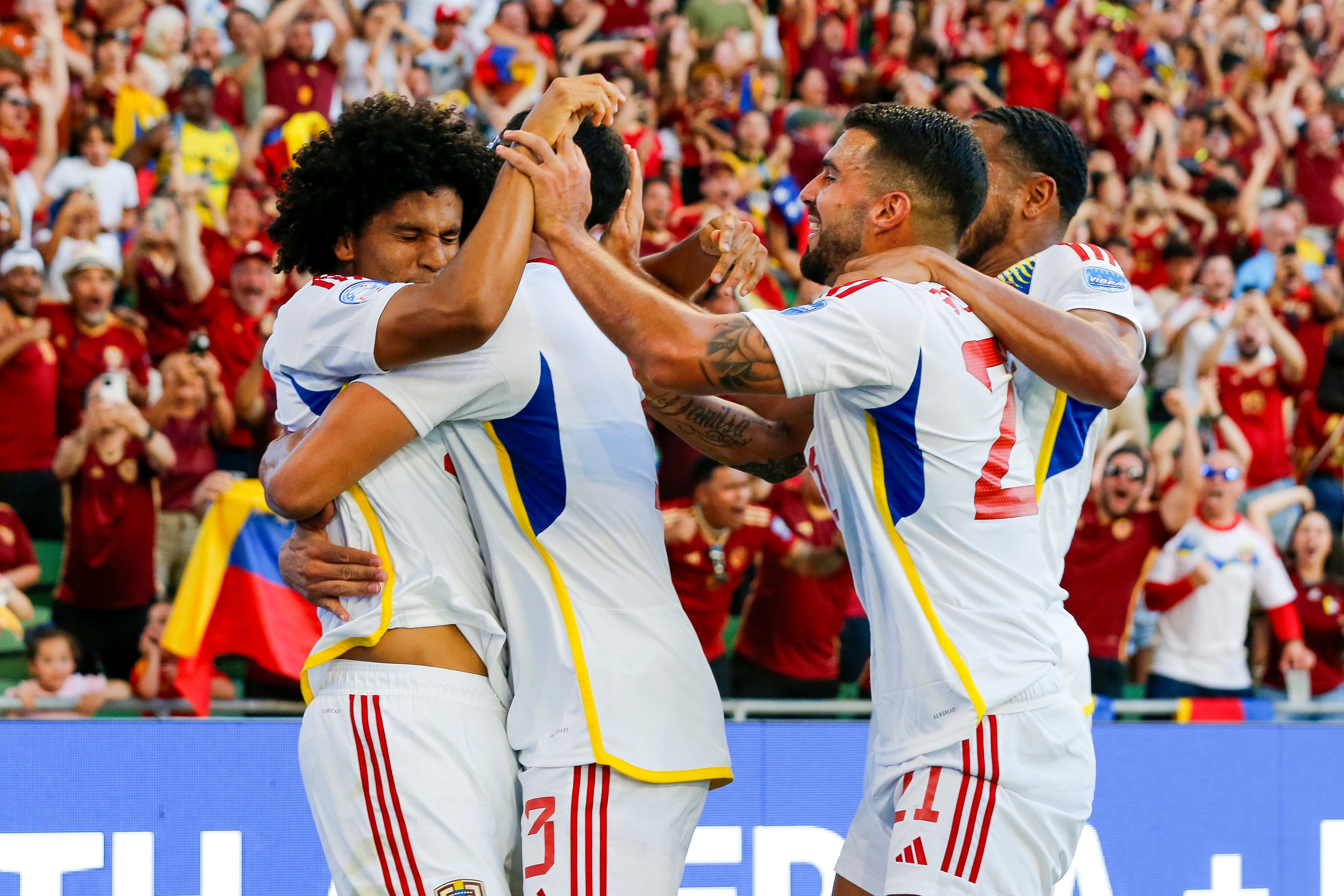 Austin (United States), 01/07/2024.- Venezuela forward Eduardo Bello (L) gets congratulated by his team after scoring a goal against Jamaica during the second half of the CONMEBOL Copa America 2024 group B match between Jamaica and Venezuela in Austin, Texas, USA, 30 June 2024. EFE/EPA/ADAM DAVIS