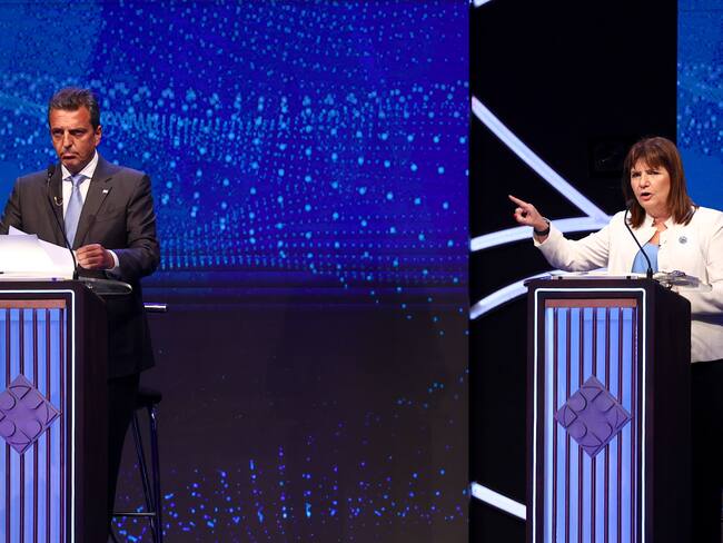AME4044. SANTIAGO DEL ESTERO (ARGENTINA), 01/10/2023.- El candidato Sergio Massa (i) y la candidata Patricia Bullrich participan hoy en el Debate Presidencial 2023, en Santiago del Estero (Argentina). EFE/Tomás Cuesta /POOL