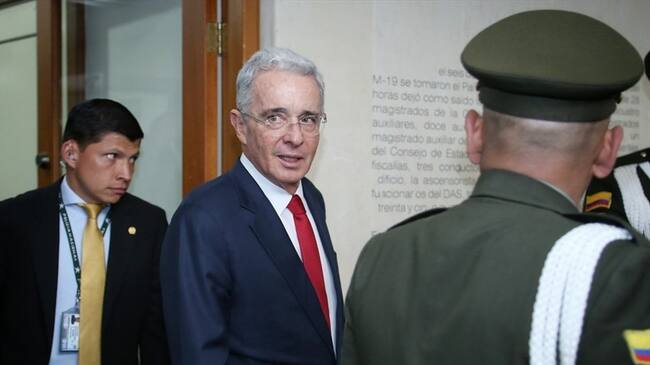 Los firmantes mencionan la cifra de 6.402 falsos positivos mencionada por la JEP, que habrían sucedido en la presidencia de Álvaro Uribe entre 2002 y 2008. Foto: Colprensa / CAMILA DÍAZ