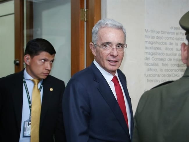 Los firmantes mencionan la cifra de 6.402 falsos positivos mencionada por la JEP, que habrían sucedido en la presidencia de Álvaro Uribe entre 2002 y 2008. Foto: Colprensa / CAMILA DÍAZ