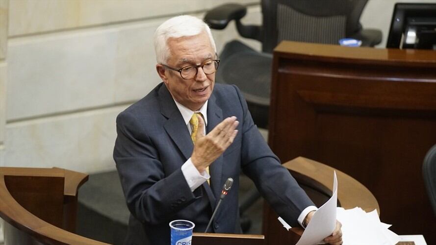 Jorge Enrique Robledo revivió la polémica por los "bonos de agua" o "bonos Carrasquilla" por cuenta de un informe de la Contraloría. Foto: Colprensa