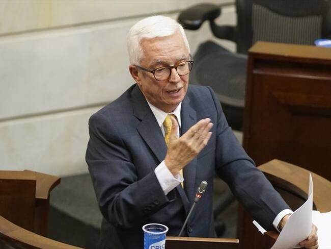 Jorge Enrique Robledo revivió la polémica por los "bonos de agua" o "bonos Carrasquilla" por cuenta de un informe de la Contraloría. Foto: Colprensa