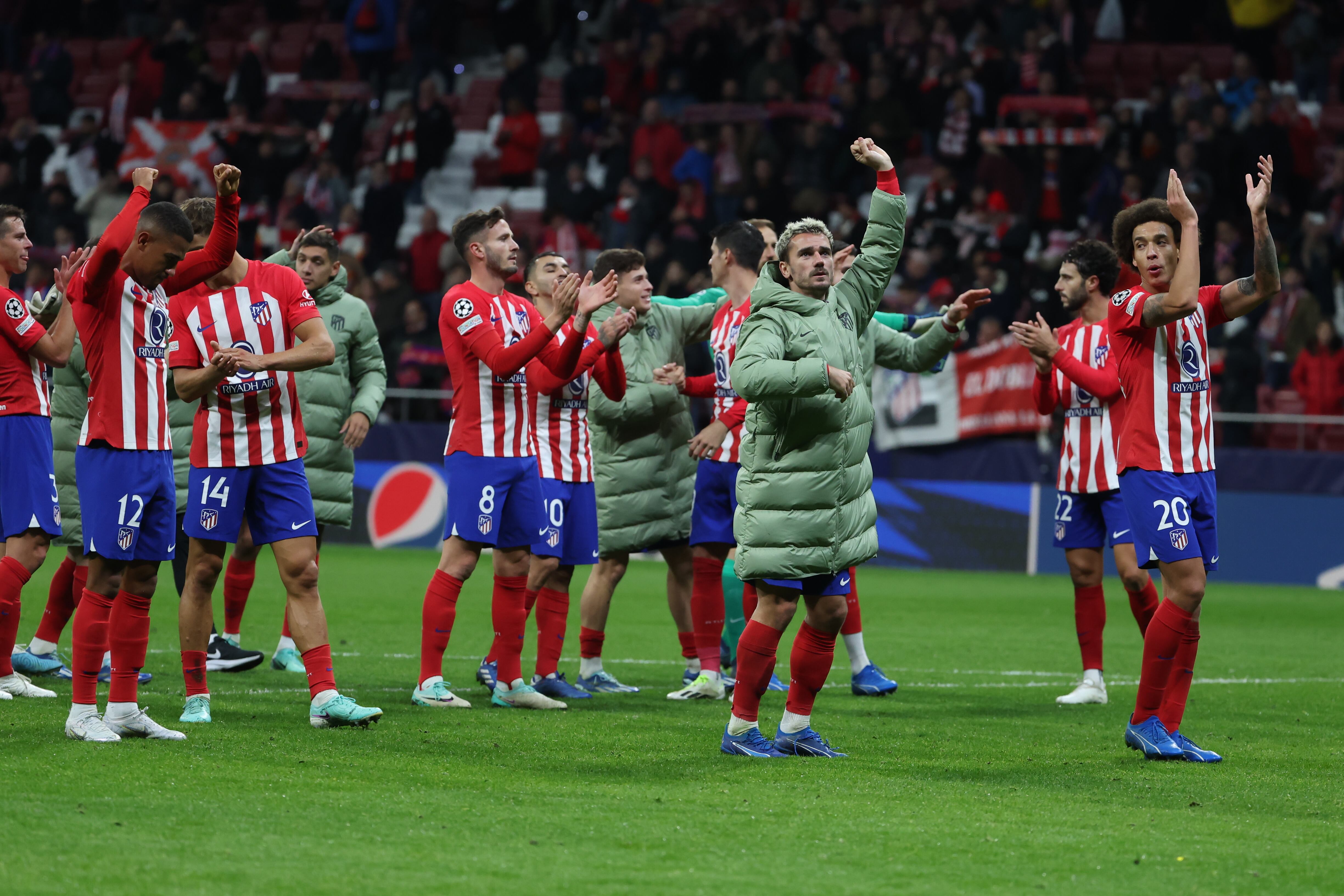 Los jugadores del Atlético de Madrid celebran la victoria con la afición tras el encuentro correspondiente a la fase de grupos de la Liga de Campeones que Atlético de Madrid y Céltic disputaron hoy martes en el estadio Metropolitano, en Madrid. EFE/ Kiko Huesca.