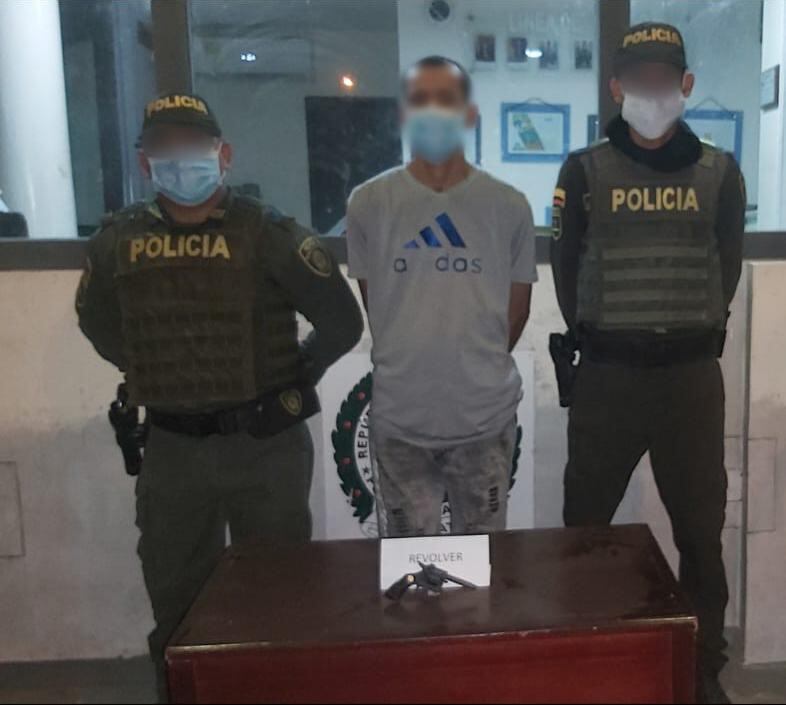 El capturado y el arma incautada quedaron a disposición de la Fiscalía General de la Nación. Foto/ Cortesía Policía Metropolitana de Cartagena.